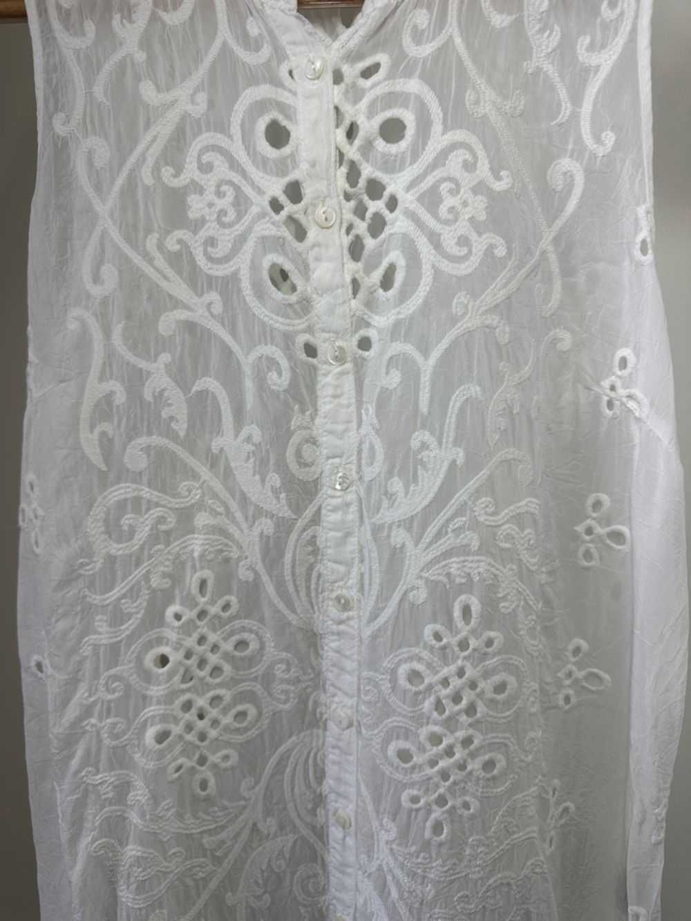 Johnny Was White Wirey Vine Georgette Sleeveless Embroidered Button-Front tunic - Picture 4 of 8